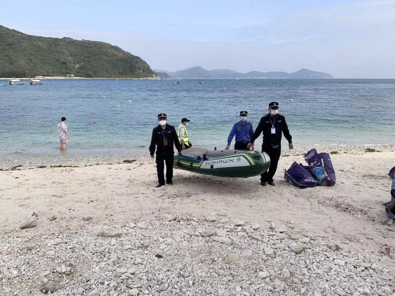 游客私自带两个小孩下海游玩 三亚执法人员及时劝阻